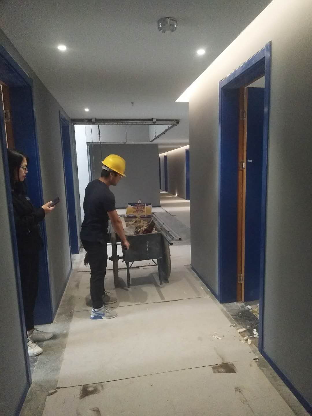 2018年5月6日工師傅們?cè)趯?shí)施***后一道工序打膠并打掃衛(wèi)生。