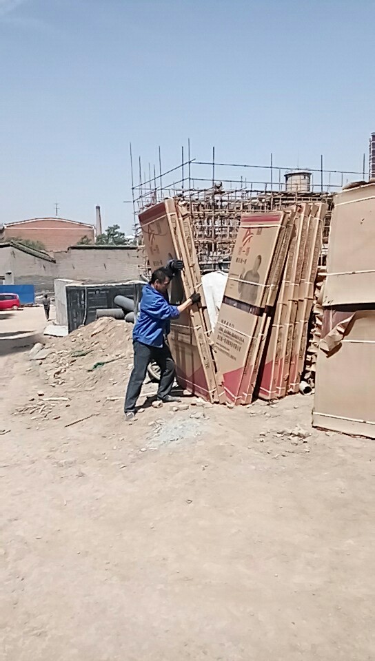 2018年5月7日太谷工地門已到貨正在用電梯往樓上運(yùn)