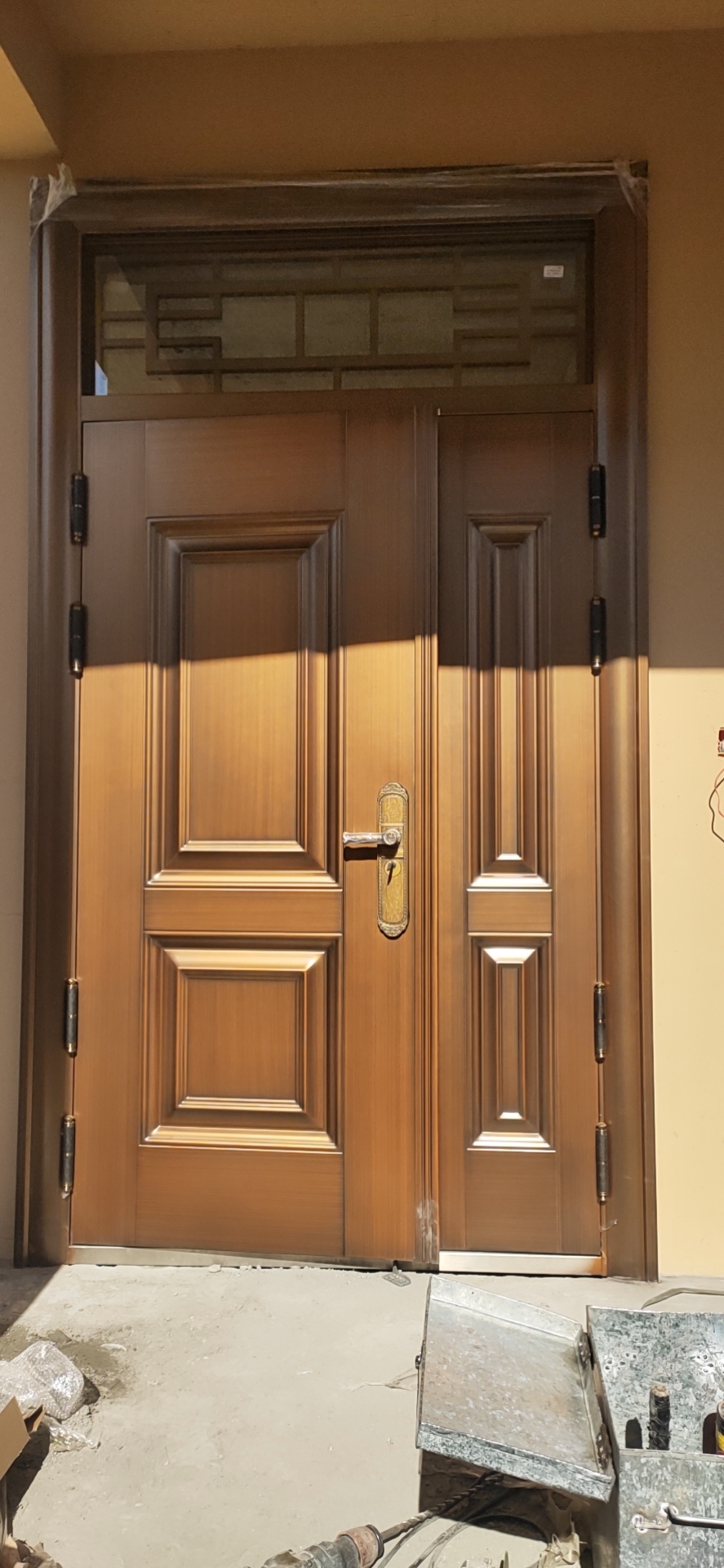 2020陽(yáng)曲縣仿銅門(mén)安裝現(xiàn)場(chǎng)。